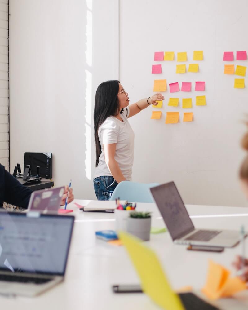 Equipo de trabajo organizando una sesión de evaluación