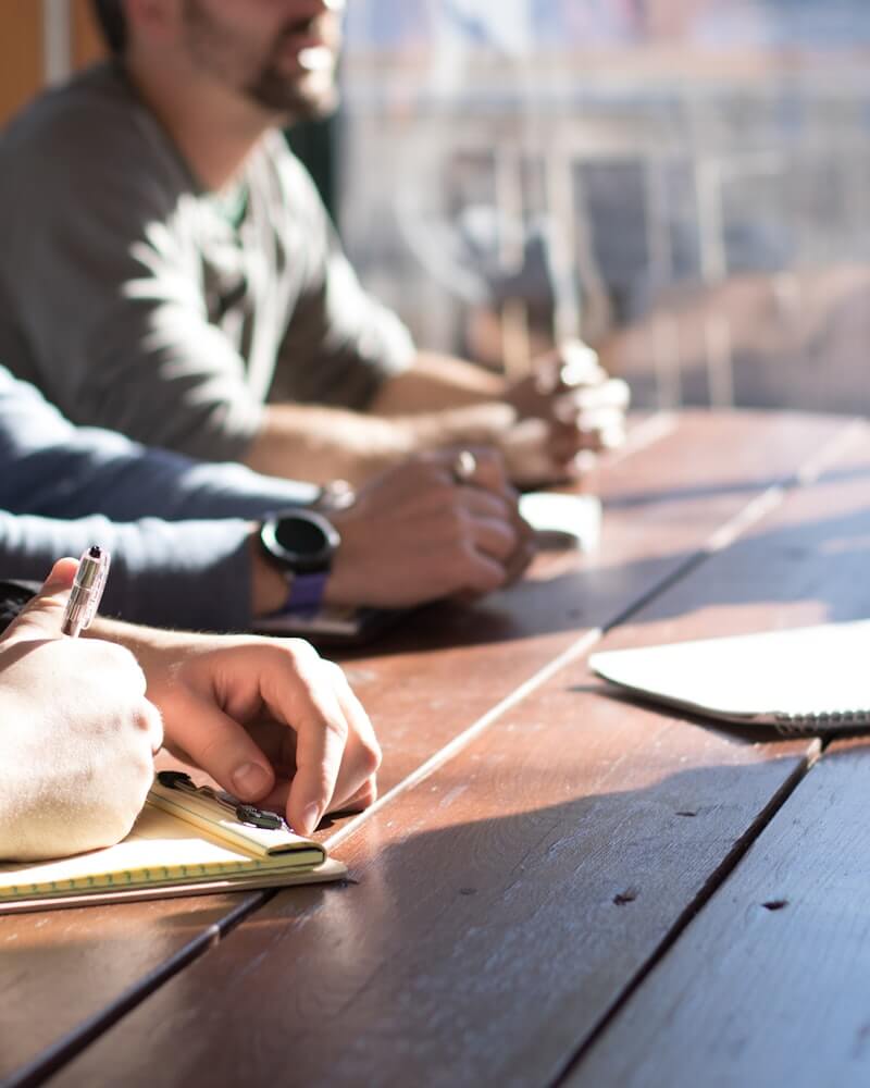 Reunión de trabajo con anotaciones sobre la mesa