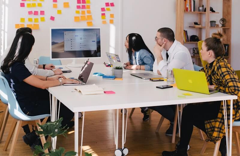 Equipo de trabajo en una reunión