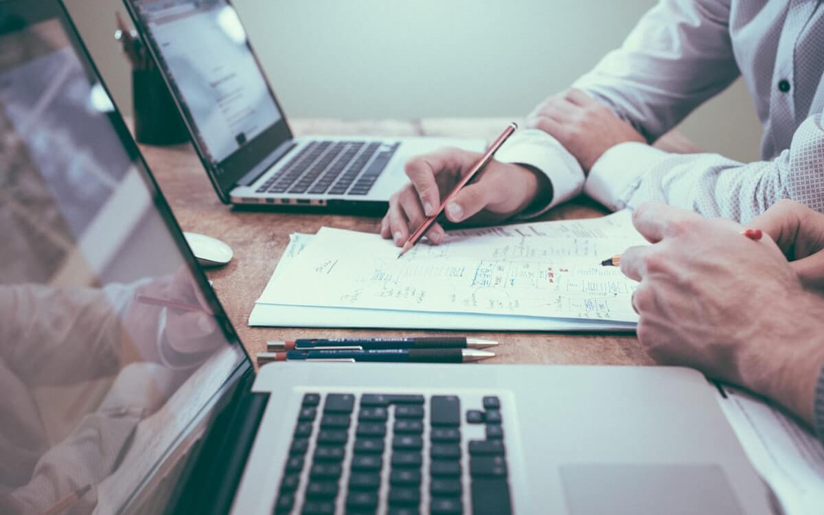 Dos profesionales analizando resultados de una evaluación sobre documentos impresos